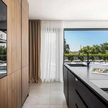 别墅 Karbula By Guide *